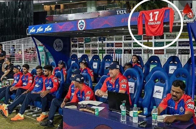 Delhi Capitals ने किया अपने कप्तान को याद, डग आउट पर टंगा नजर आ रहा ऋषभ पंत का टी-शर्ट