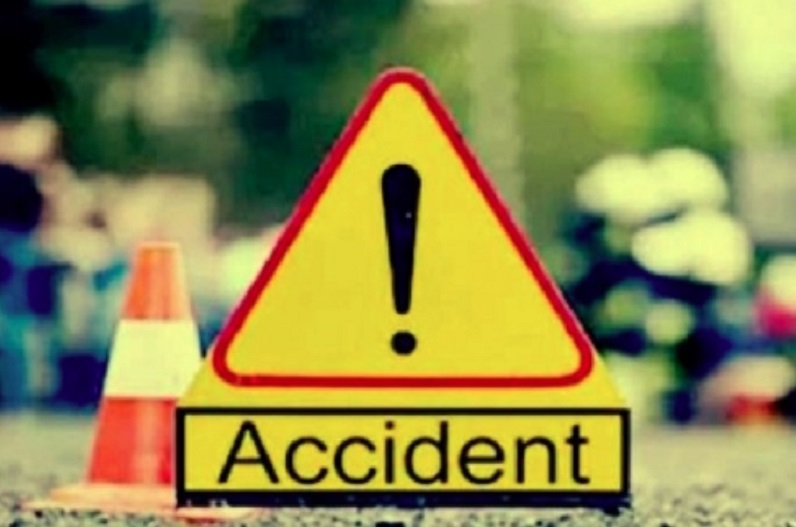 सड़क हादसे में 4 लोगों की मौत, चार गंभीर रूप से घायल, कार और ट्रक के बीच हुई भिड़ंत