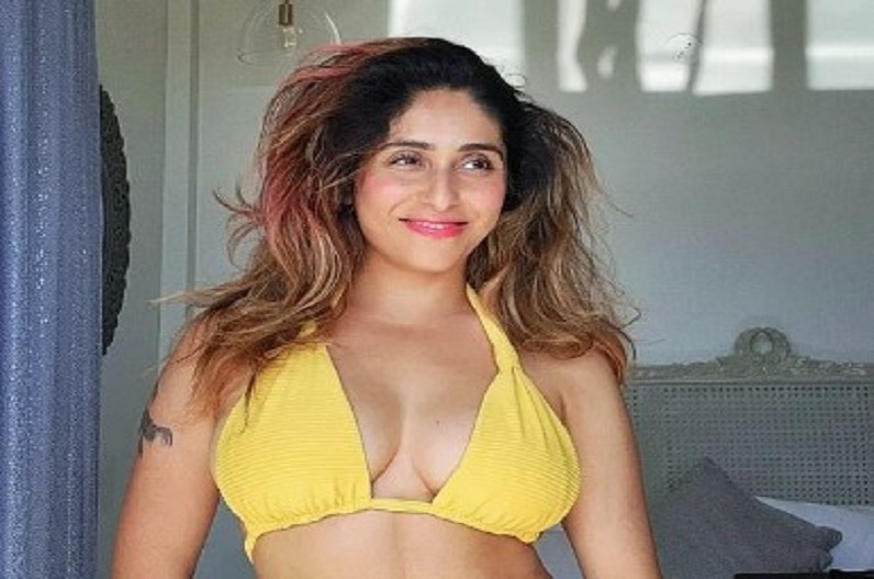 नेहा भसीन ने एक बार फिर पार की बोल्डनेस की सारी हदें, सिंगर का सेक्सी वीडियो देख बेकाबू हुए फैंस