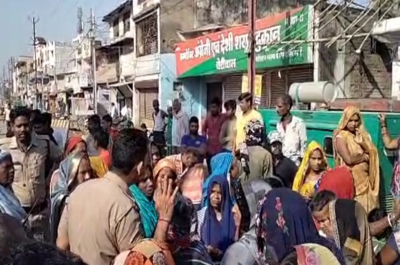 महिलाओं ने काम-काज छोड़ किया हल्ला बोल, शराब दुकान नहीं हटाए जाने पर दी उग्र आंदोलन की चेतावनी