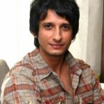 शरमन जोशी और प्रेरणा चोपड़ा की शादी को 23 वर्ष का लंबा समय हो गया है। इस जोड़े के तीन बच्चे ख्याना जोशी, विहान और वरयान जोशी हैं। जहां शरमन इंडस्ट्री में टिके हुए हैं तो वहीं उनकी पत्नी प्रेरणा मनोरंजन जगत की चकाचौंध से दूर ही रहती हैं। प्रेरणा चोपड़ा एक सक्सेसफुल बिजनेसवुमेन हैं।