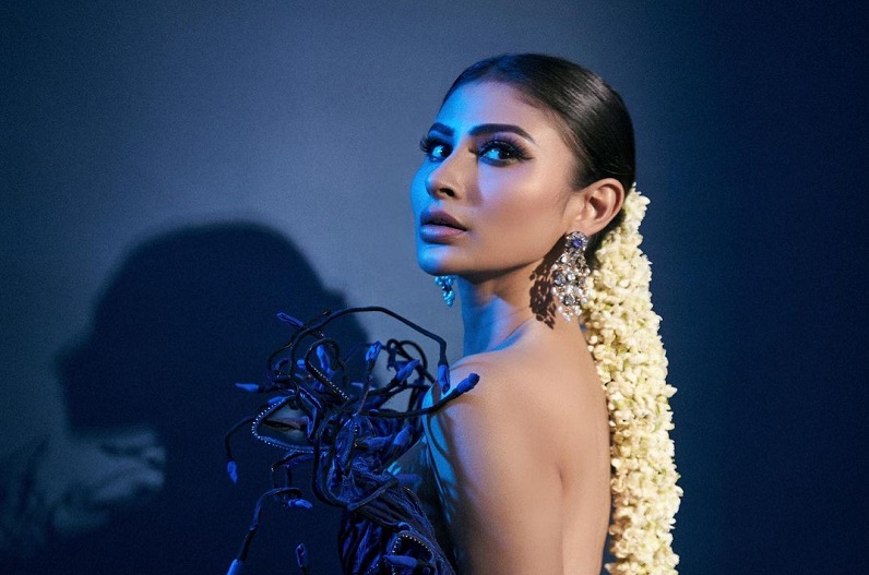 एक्ट्रेस ने वेस्टर्न लुक में गजरा पहनकर दिया इंडियन टच, तस्वीरें देख तारीफ करते नहीं थक रहे फैंस