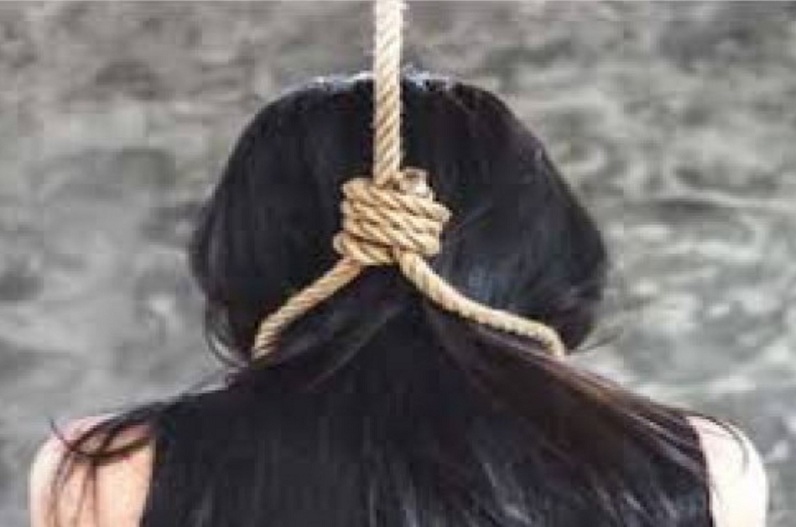 अंबिकापुर : आंगनबाड़ी के गेट पर फंदा बनाकर झूल गई महिला, मौत, पुलिस ने शुरू की जांच