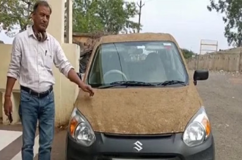 गर्मी से बचने के लिए डॉक्टर ने निकाला गजब का जुगाड़, Alto पर लपेटा गाय का गोबर, AC की जरूरत नहीं