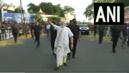 India News Today 24 April Live Update: Prime Minister Narendra Modi did a road show on foot in Kochi