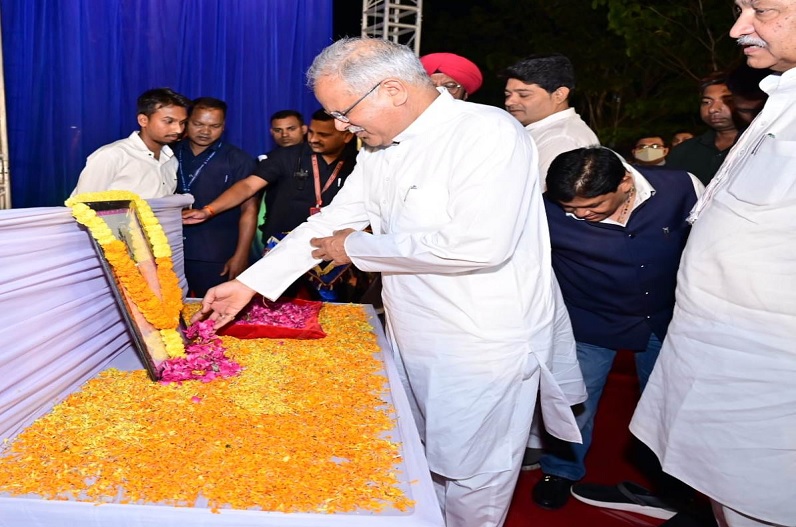 मुख्यमंत्री बघेल ने पंडरी ऑक्सीजोन में किया शहीद नंदकुमार पटेल की आदमकद प्रतिमा का अनावरण