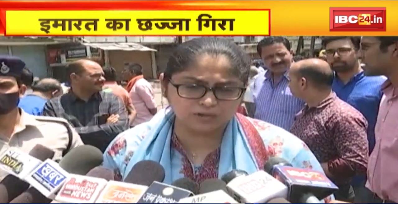 Indore के ग्वालटोली इलाके में चार मंजिला इमारत का छज्जा गिरा। हादसे में 2 लोग घायल