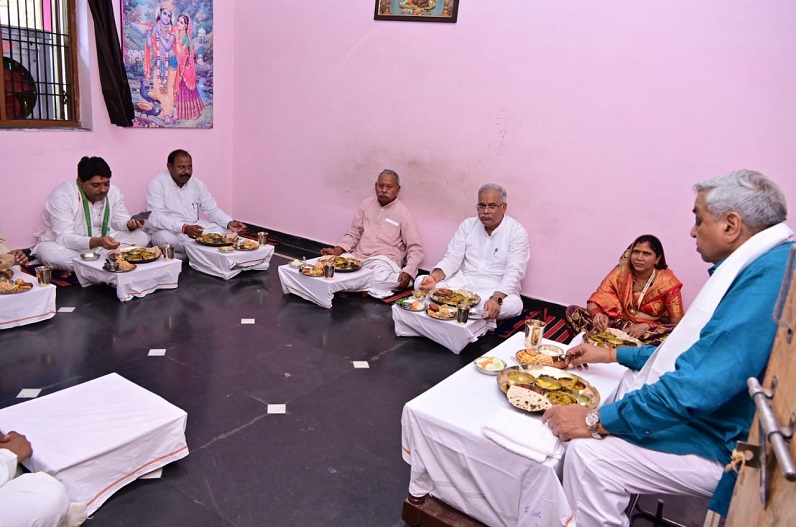 खट्टा कोचई-कद्दू के चटकारे, थाली में मुनगा-बरी की सब्जी, CM भूपेश बघेल ने बोरियाखुर्द में मोहन साहू के घर किया भोजन