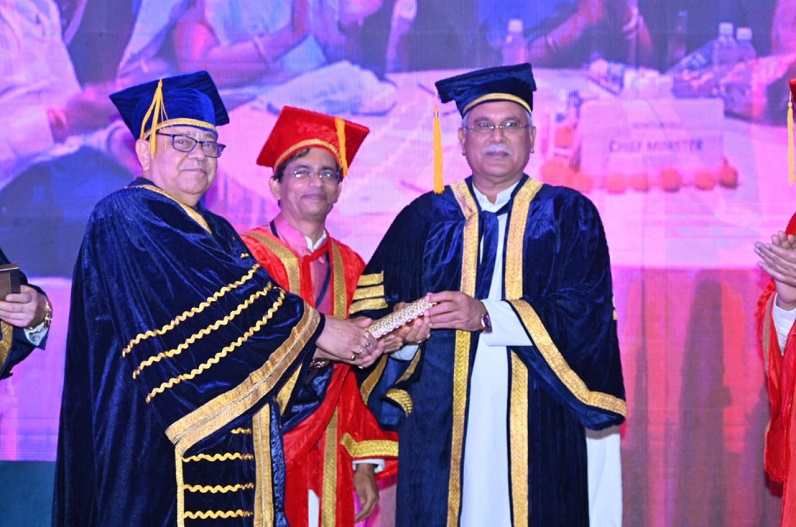 सीएम भूपेश को एक और डॉक्टरेट, फ्रांस के इस यूनिवर्सिटी ने दी उपाधि, मुख्यमंत्री ने इन्हें दिया श्रेय