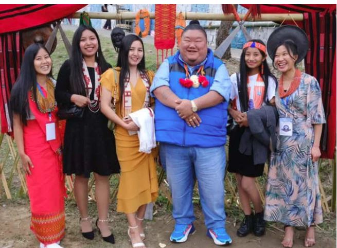 पिघल गया बीजेपी का ‘सख्त लौंडा’! लड़कियों के साथ फोटो खिचवाने वाले मंत्री का फोटो वायरल