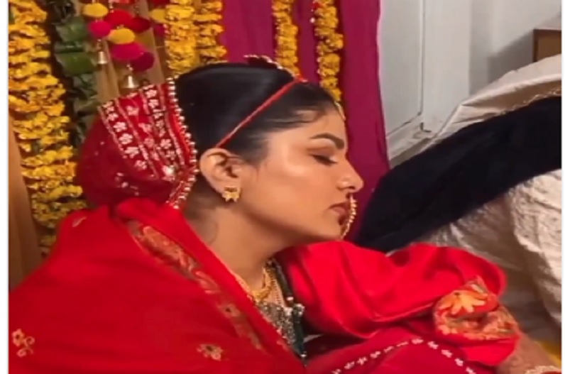 मंडप में बैठे-बैठे ऐसा काम कर रही थी दुल्हन, देखकर दूल्हे के उड़े होश! जाने पूरा मामला