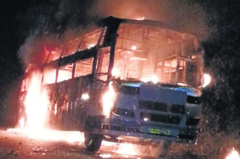 यात्रियों से भरी बस में लगी भीषण आग, डीजल डलवाते समय हुआ हादसा, ड्राइवर और कंडक्टर आए चपेट में
