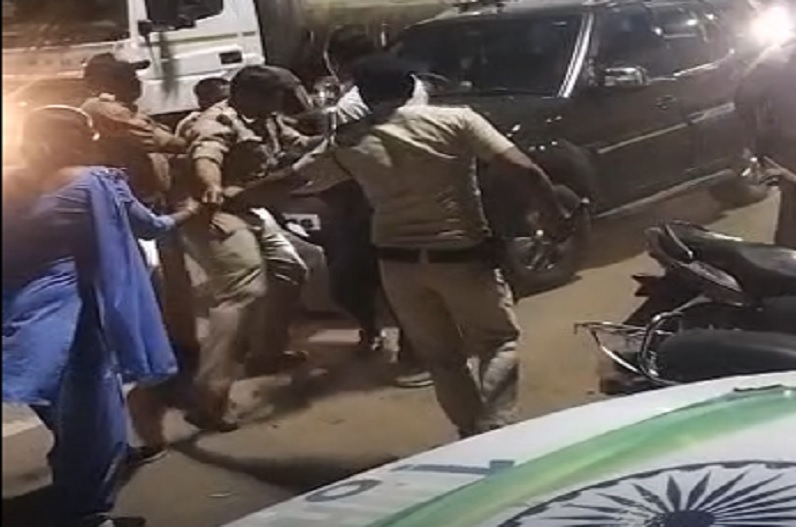 Chhatarpur News: चेकिंग के दौरान नाबालिग को रोकने पर राइफल लेकर पहुंचे थे परिजन, पुलिस ने ही कर दिया ये काम, वीडियो हुआ वायरल