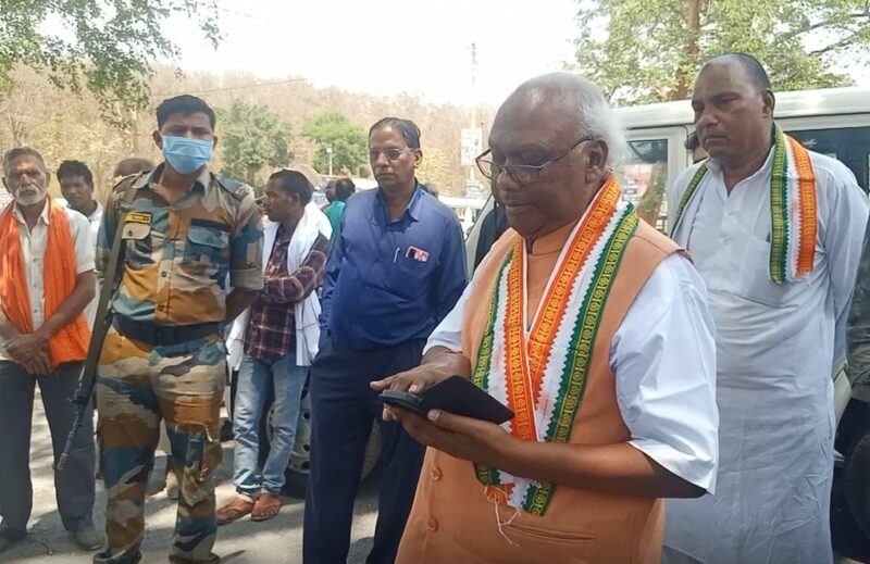 संसदीय सचिव चिंतामणि महाराज ने पीएचई के अधिकारियों को लगाई फटकार, वायरल हो रहा वीडियो