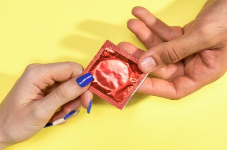 Condoms Advantages: फीमेल या मेल कंडोम में से किसे करें उपयोग, इंटीमेसी के दौरान ज्यादा फायदेमंद क्या? जानें