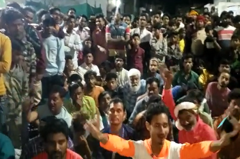 Damoh News : गौ हत्या को लेकर दो गुट आमने सामने, सैकड़ों लोगों ने मचाया हंगामा, पुलिस ने किया मामला शांत