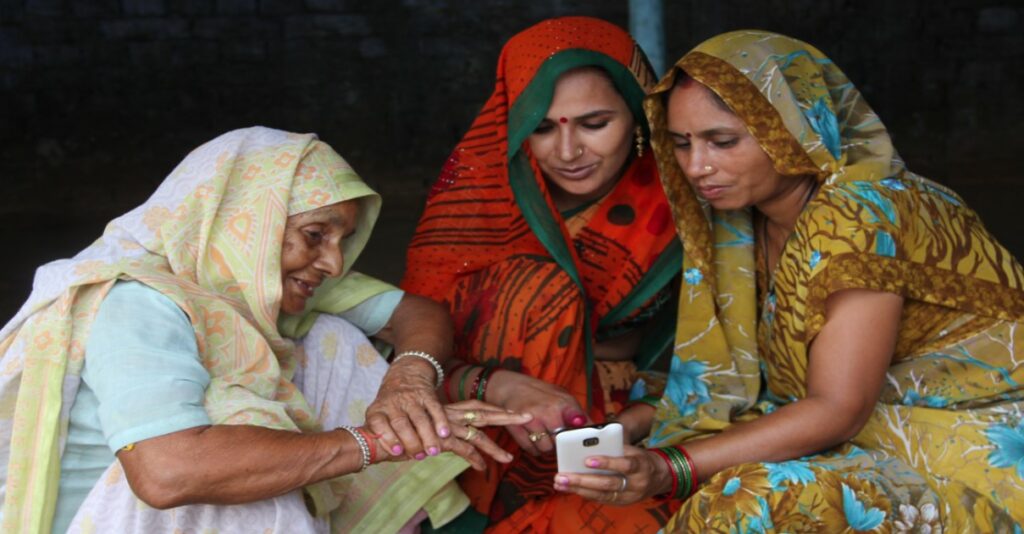 Govt Will Distribute Mobile on Raksha bandhan