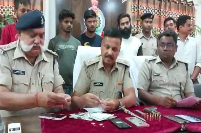 Mahasamund News: पुलिस ने पकड़ा 31 लाख रुपये का गांजा, देशी पिस्टल के 16 नग जिंदा कारतूस भी जब्त