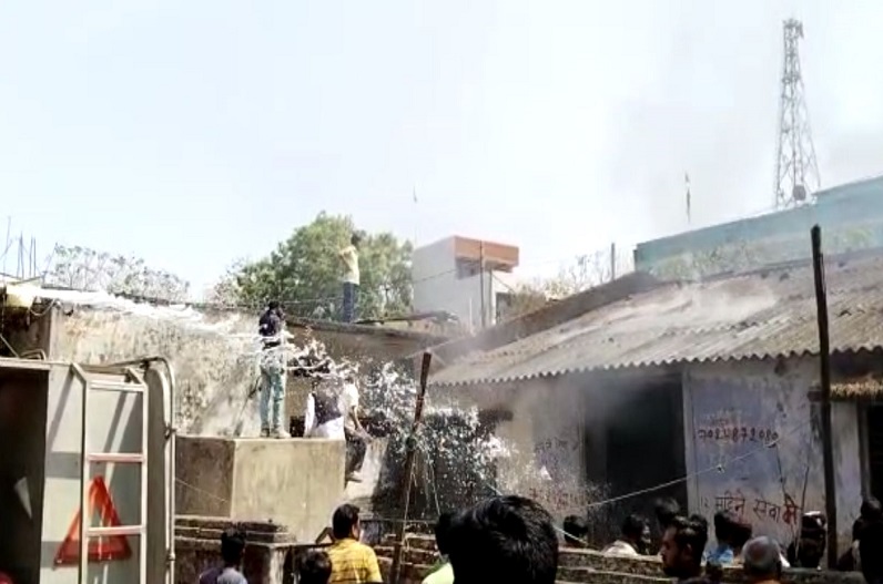 Anuppur news: मेन मार्केट के प्राइवेट गोदाम में लगी भीषण आग, फायर बिग्रेड ने कड़ी मशक्कत के बाद पाया काबू