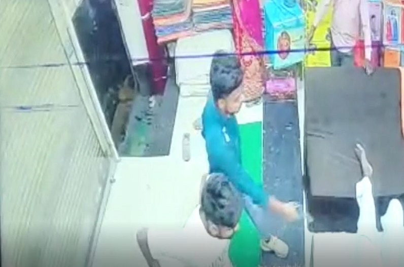 The miscreants entered the shop posing as customers and opened fire on the cloth merchant