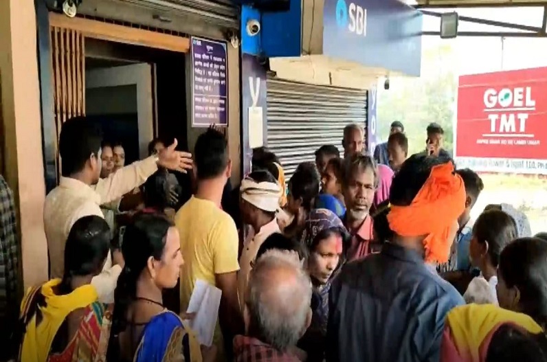 Women clash with each other in front of the bank to take advantage of the Ladli Behna scheme