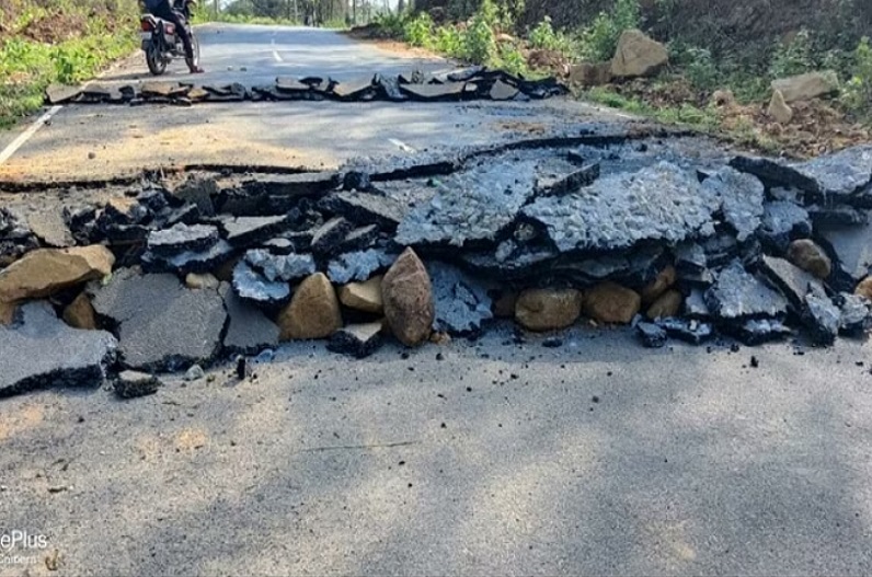 Maoists dig up road in Narayanpur