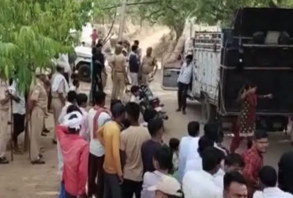 पुलिस के पहरे में घोड़ी पर निकला दूल्हा, दुल्हन के पिता ने लगाई थी गुहार