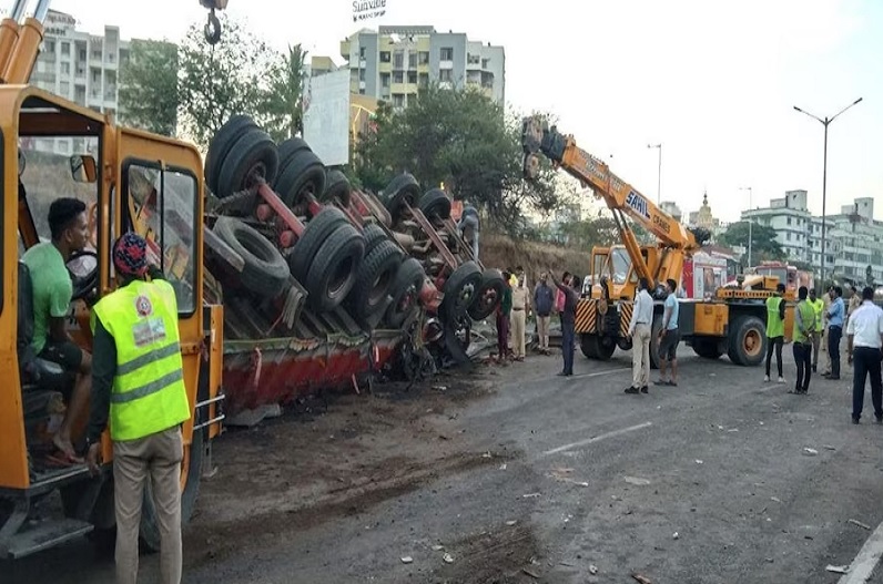 तेज रफ्तार ट्रक से टकराई सवारियों से भरी बस, चार लोगों की दर्दनाक मौत, एक दर्जन से ज्यादा लोग घायल