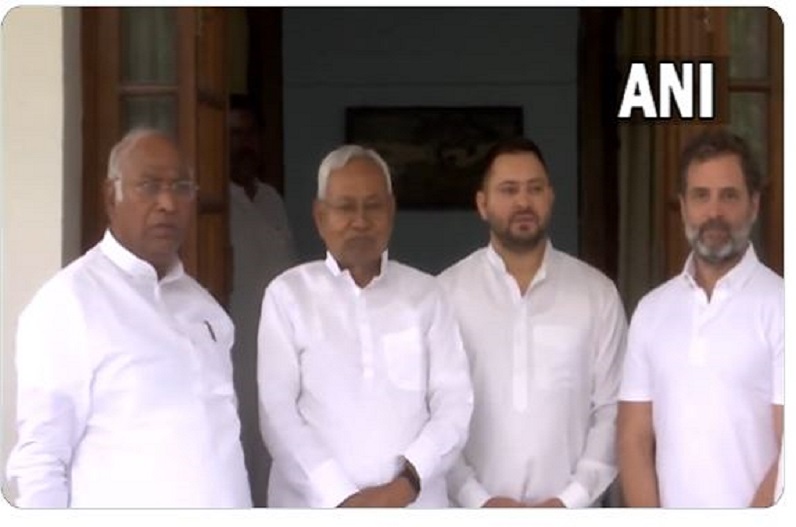 Rahul Gandhi, Mallikarjun Kharge and Nitish Kumar seen together
