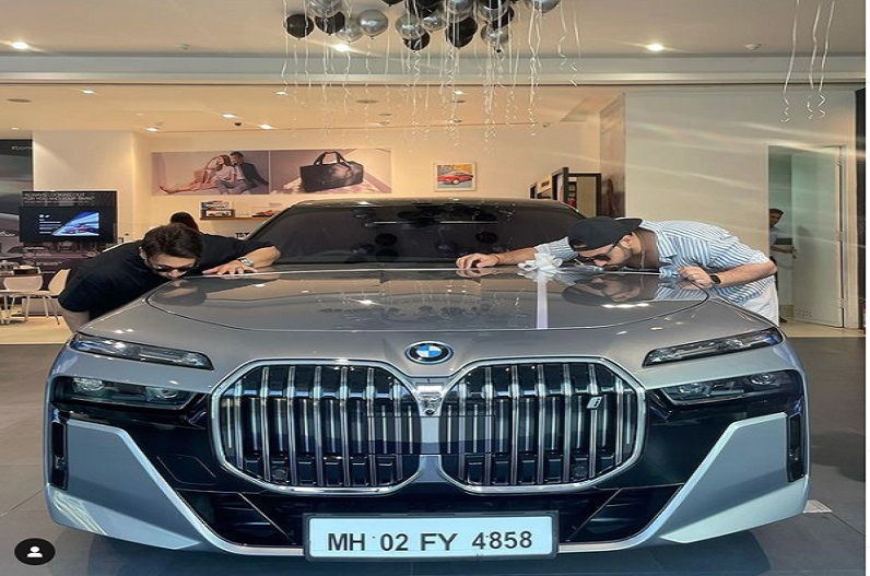 अभिनेता शेखर सुमन ने शादी की सालगिरह पर पत्नी को गिफ्ट की करोड़ो की कार, कीमत जानकर आप भी रह जाएंगे दंग