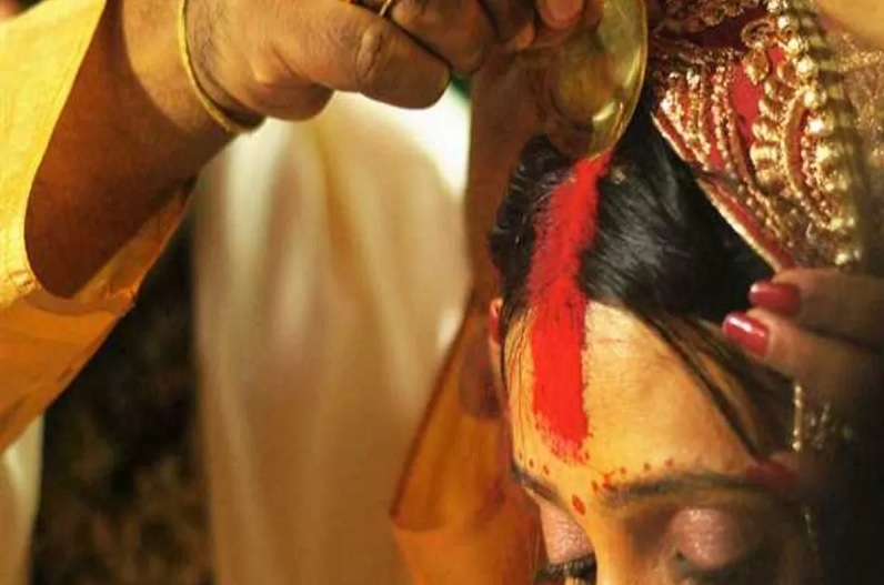 रात के अंधेरे में ऐसा काम कर रहे थे प्रेमी-प्रेमिका, गांव वालों ने पकड़ लिया रंगेहाथ, मोबाइल की रोशनी में करा दी शादी