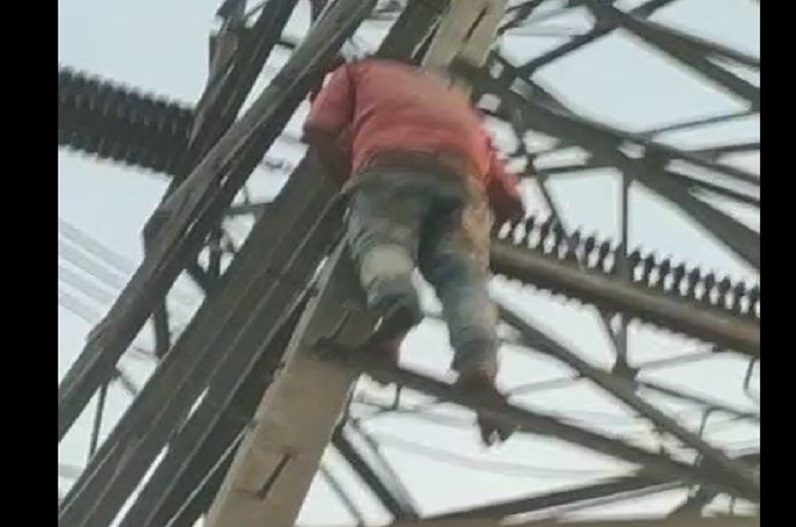 CG News: मुझे पीने का शौक नहीं, पीता हूं गम भुलाने को, 70 फीट ऊंचे टॉवर पर चढ़ कर युवक का हंगामा