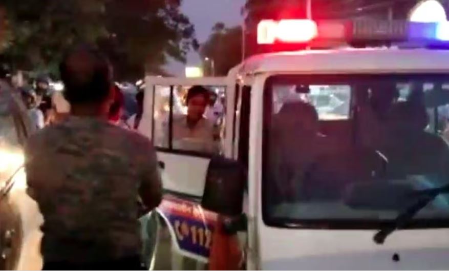 उसके बिना हम मर जाएंगे सर..! बीच सड़क आशिक का हाईवोल्टेज ड्रामा, बाइक से लोगों को मारी टक्कर