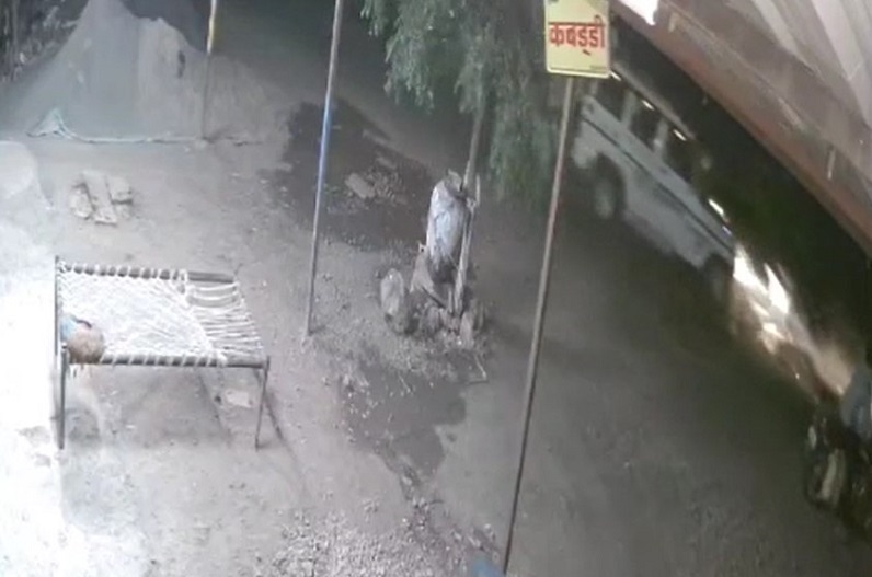 Khargone News: बोलेरो और बाइक की जोरदार टक्कर, मौके पर एक युवक की मौत, CCTV में कैद हुई घटना