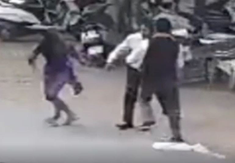 Watch: कोरबा जिला न्यायालय परिसर में महिला से मारपीट, वायरल हो रहा ये वीडियो …देखें Video