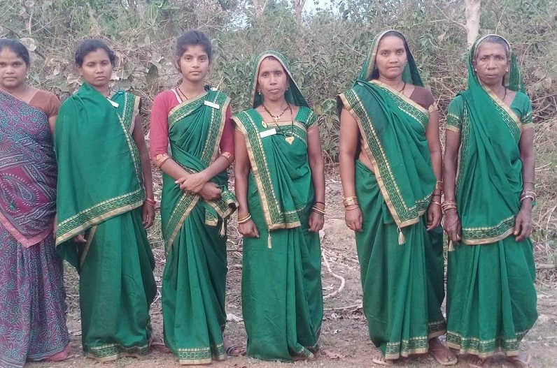 जंगल को आग की लपटों से बचाने महिलाओं ने पेश की मिसाल, स्वयं आगे आकर वनकर्मियों के साथ निभा रही अपनी भागीदारी …