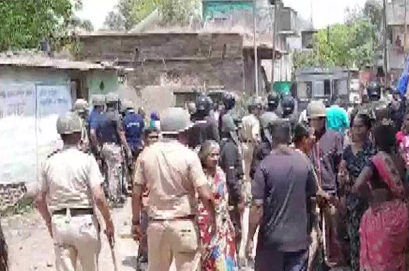 प्रतिमा तोड़े जाने के बाद दो गुटों में झड़प, 12 लोग हिरासत में, पुलिस कर रही जांच…