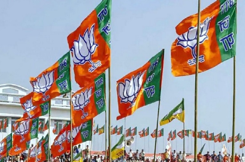 Karnataka elections : BJP ने एक बार फिर अपने फैसले से चौंकाया, 7 मौजूदा विधायकों के टिकट काटे, शेट्टार की सीट पर सस्पेंस बरकरार