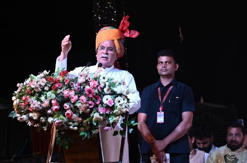 चार्टर प्लेन के दौर में भी जैन संत पैदल चलते हैं, महावीर स्वामी का त्याग स्तुत्य