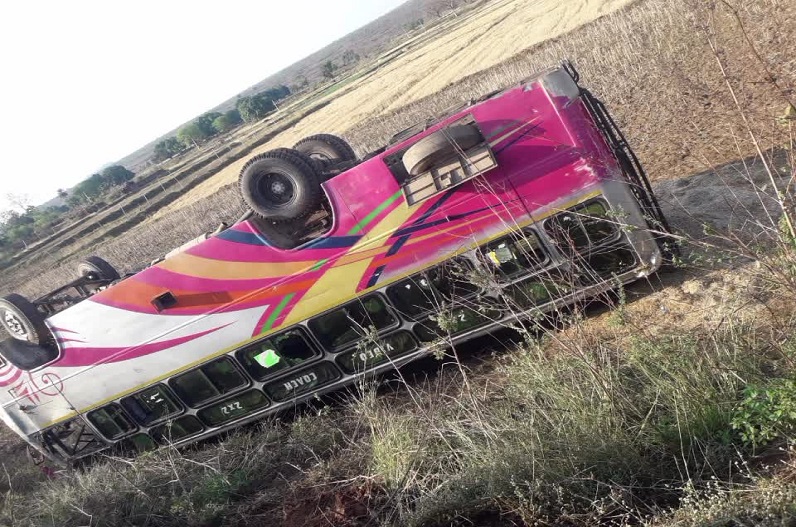 Satna news: ताला से रीवा जा रही बस पलटी, दर्जन भर से ज्यादा यात्रियों की हालत नाजुक