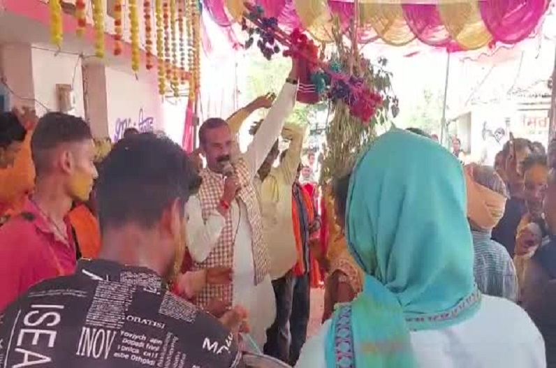 MLA Kuvarsingh Nishad was seen doing raut nacha at the wedding ceremony