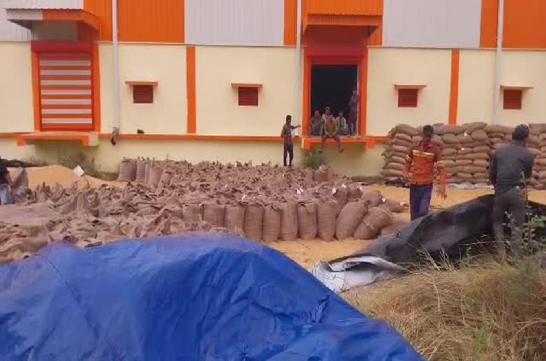 Wheat kept getting wet in rain despite purchase at Savitri Warehouse