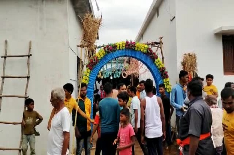 The groom committed suicide by hanging an hour before going to the baraat
