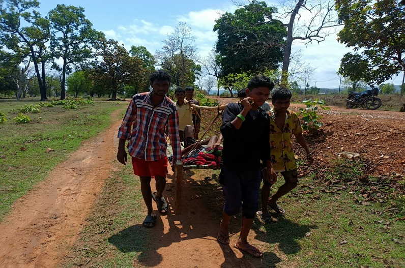 Due to non-availability of an ambulance, the patient was taken to the hospital on a cot