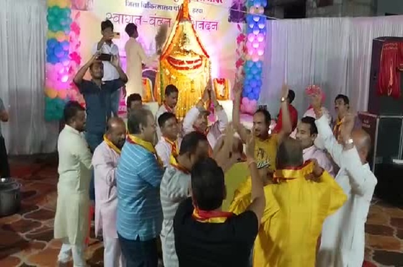 Harda news: बजरंग बली के मंदिर में थिरके श्रद्धालु, खाटू श्याम भजन संध्या में उमड़ा भक्तों का जनसैलाब
