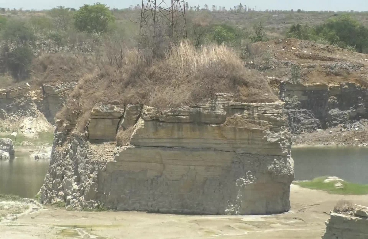 Sarangarh news: धड़ल्ले से उड़ रही नियमों की धज्जियां, पाताल में तब्दील हुई लीज पर दी खदानें