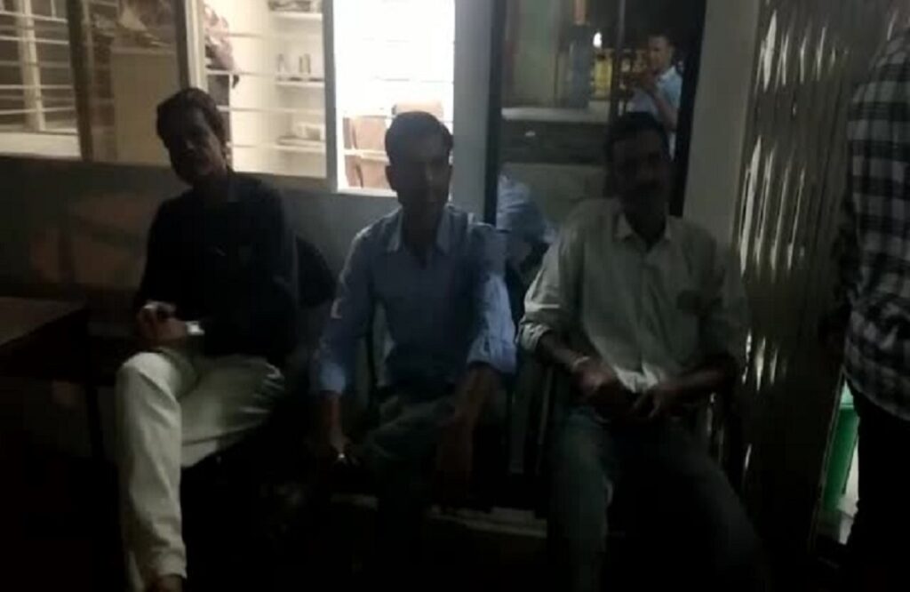 Fierce fight between two sides of Raghuvanshi family, broken glasses of vehicles