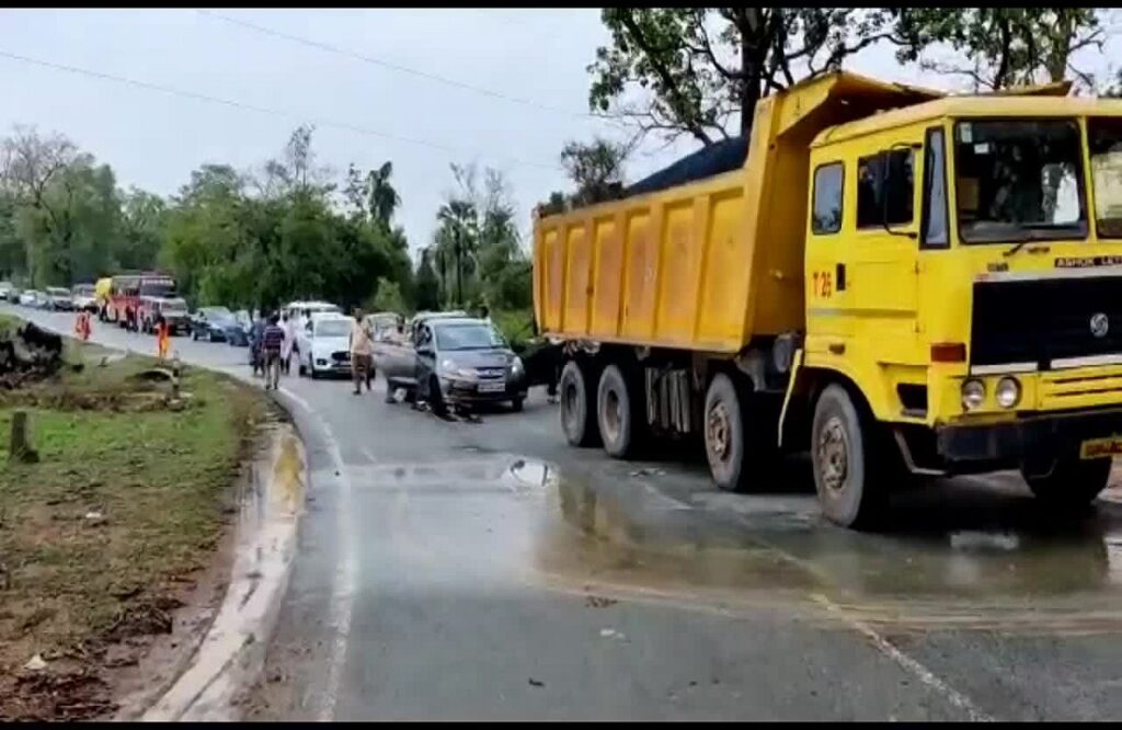 Long traffic jam between National Highway Jagdalpur and Bijapur