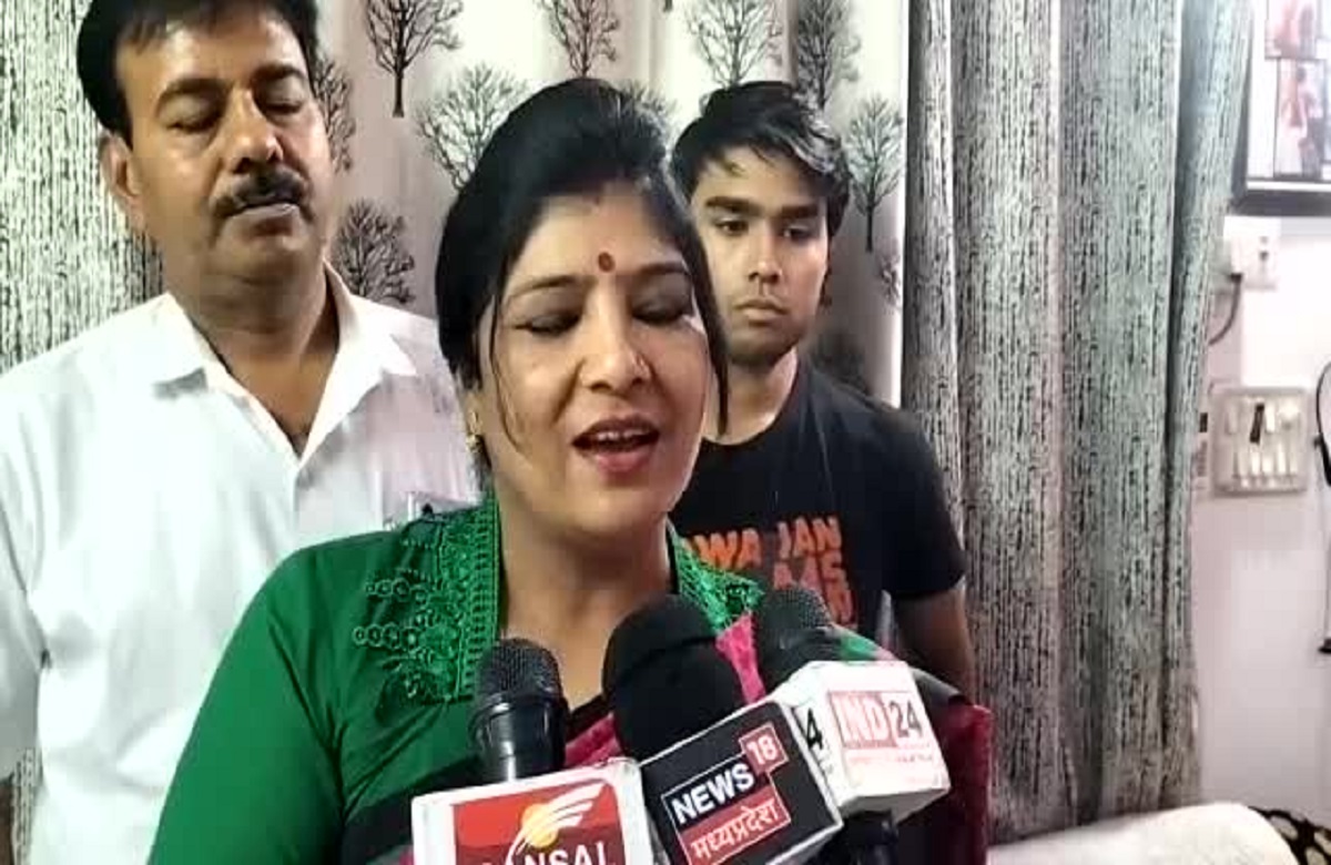 Sehore news: एमपी की इस कलाकार के पास है अनोखा हुनर, सीटी से निकालती हैं फिल्मी गानों की धुन, सुनकर रह जाएंगे दंग