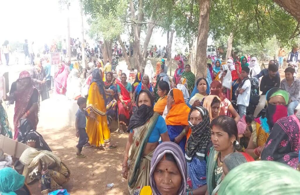 Women reached to lay siege to the police station for prohibition